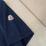 Maglietta polo navy con logo ricamato, elegante e casual, su superficie neutra.