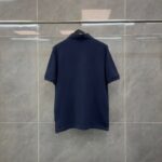 Maglietta polo navy blu, morbida e elegante, ideale per look casual e raffinati.