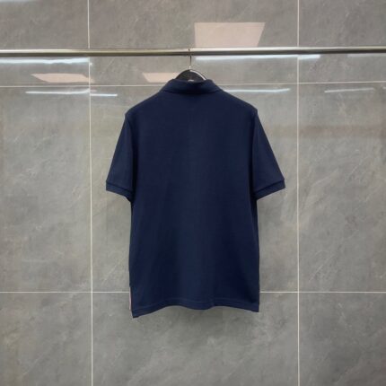 Maglietta polo navy blu, morbida e elegante, ideale per look casual e raffinati.