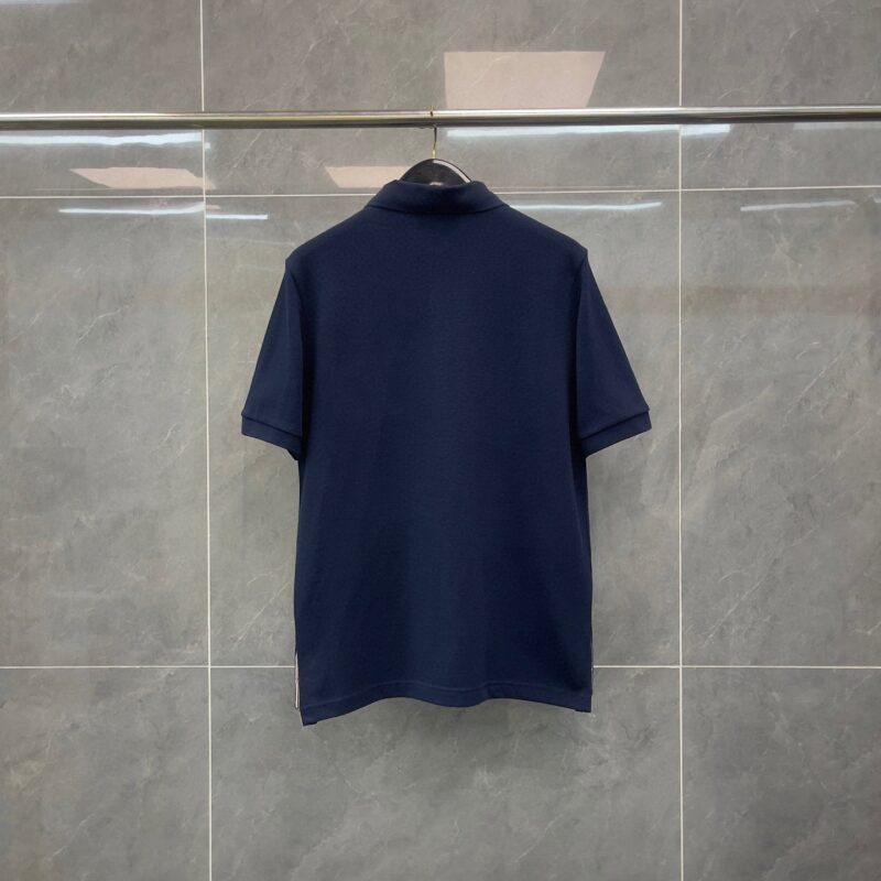 Maglietta polo navy blu, morbida e elegante, ideale per look casual e raffinati.