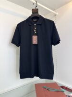 Maglietta Polo Navy su gruccia, elegante e moderna, perfetta per ogni occasione.