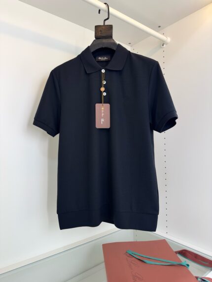 Maglietta Polo Navy su gruccia, elegante e moderna, perfetta per ogni occasione.