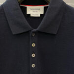 Maglietta polo navy Thom Browne, made in Japan, elegante e versatile per ogni occasione.
