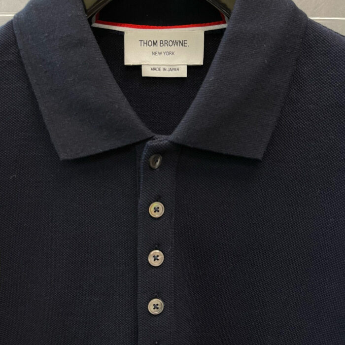 Maglietta polo navy Thom Browne, made in Japan, elegante e versatile per ogni occasione.