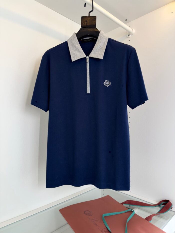 Polo uomo navy con collo contrasto, zip frontale, logo e stile moderno.