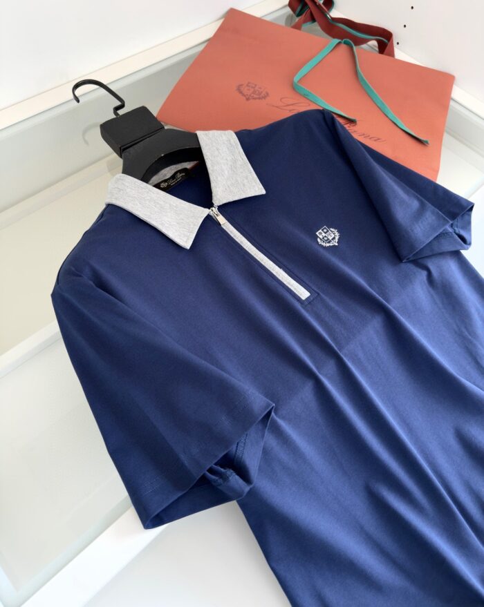 Polo navy con colletto contrasto, logo elegante e tessuto traspirante, perfetta come regalo raffinato.