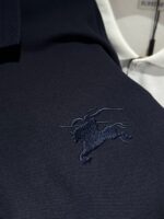 Maglietta polo navy elegante con logo ricamato tono su tono, stile raffinato e versatile.