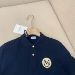 Maglietta polo navy con ricamo logo M, stile raffinato, cotton morbido, perfetta per ogni occasione.