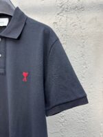 Poloshirt navy uomo con ricamo cuore rosso, stile casual e raffinato, tessuto cotone di qualità.