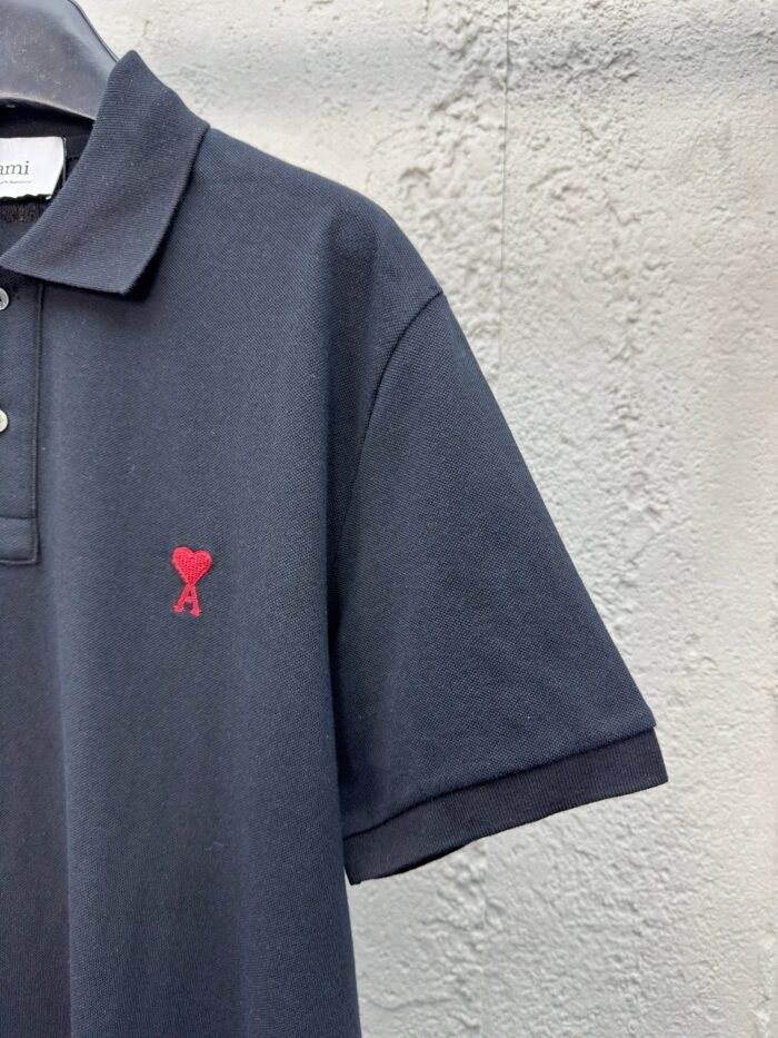 Poloshirt navy uomo con ricamo cuore rosso, stile casual e raffinato, tessuto cotone di qualità.