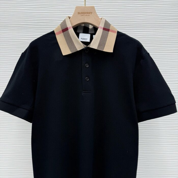 Polo navy con colletto tartan elegante, stile versatile per ogni occasione casual e raffinata.