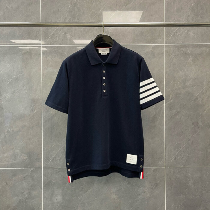 Maglietta polo navy con strisce bianche sportive e dettaglio logo, perfetta per stile casual e elegante.