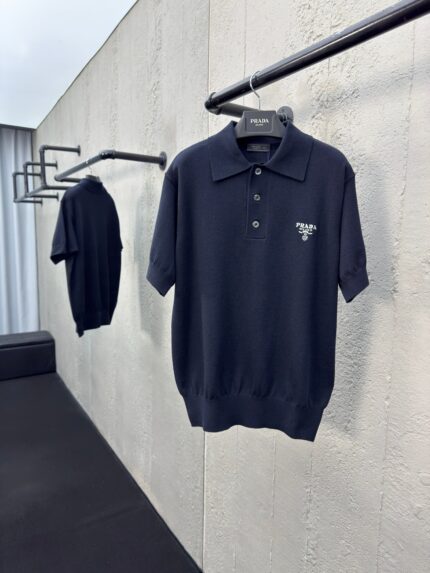 Magliette polo navy minimaliste su supporto industriale, stile contemporaneo e design elegante.