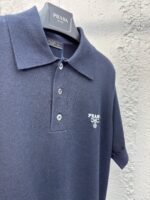 Polo Prada blu navy, elegante, con logo ricamato e design raffinato, perfetta per ogni occasione.