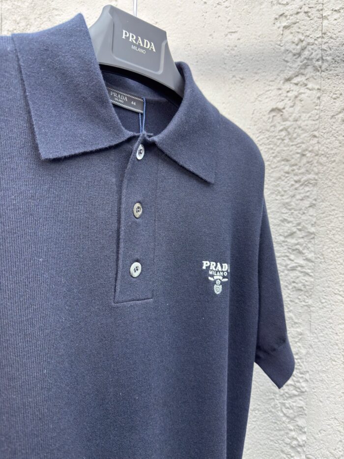 Polo Prada blu navy, elegante, con logo ricamato e design raffinato, perfetta per ogni occasione.