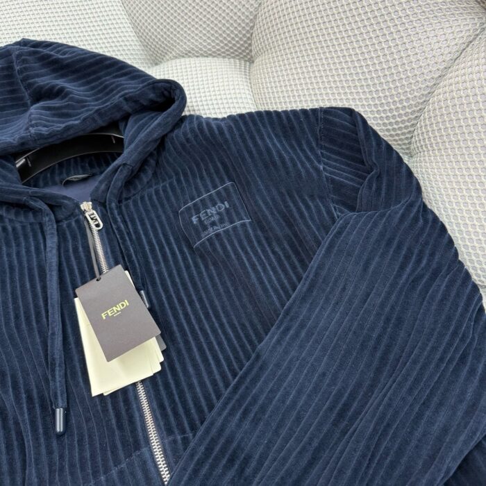 Felpa navy con cappuccio, zip in metallo e motivo a costina, stile elegante e casual.
