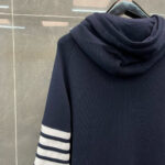 Felpa navy con cappuccio, strisce sportive e stile casual moderno.
