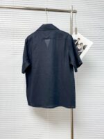 Camicia uomo blu cortissima con dettaglio triangolare, stile casual e moderno.