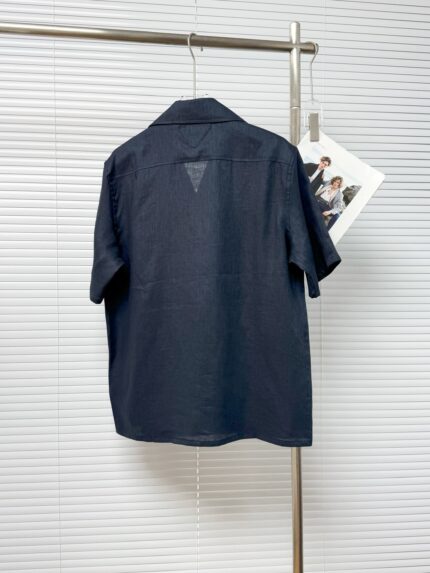 Camicia uomo blu cortissima con dettaglio triangolare, stile casual e moderno.