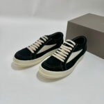 Sneakers navy in suede con logo bianco, suola in gomma e lacci beige, stile casual elegante.
