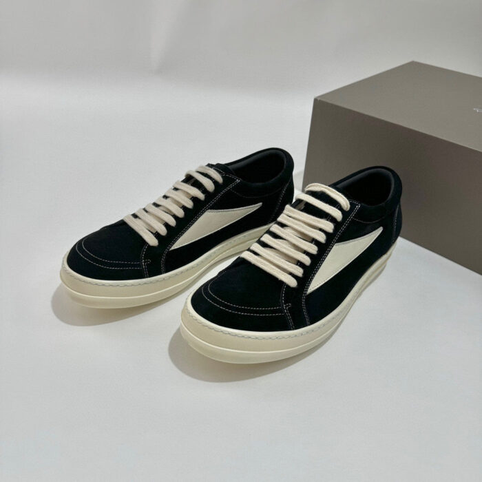 Sneakers navy in suede con logo bianco, suola in gomma e lacci beige, stile casual elegante.