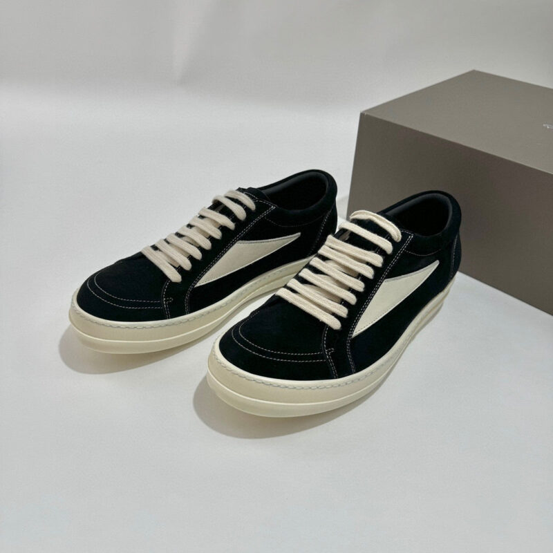 Sneakers navy in suede con logo bianco, suola in gomma e lacci beige, stile casual elegante.