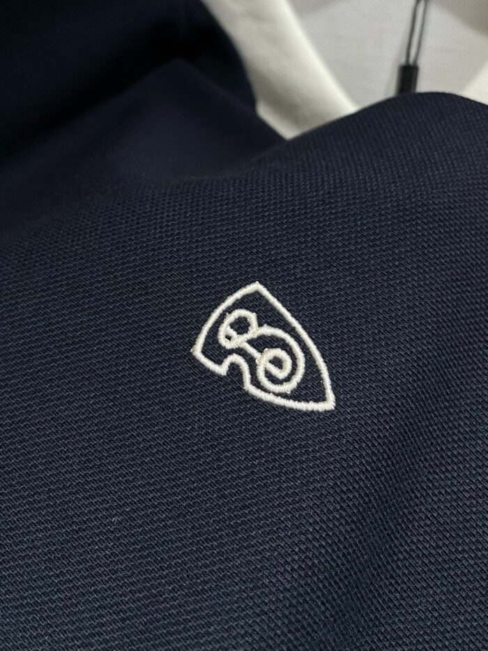Maglietta navy con logo bianco ricamato, tessuto resistente e stile moderno casual.