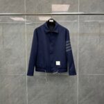 Giacca navy sportiva con righe, regolabile in vita, elegante e versatile.