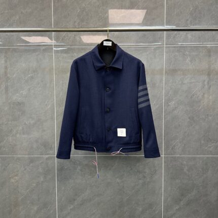 Giacca navy sportiva con righe, regolabile in vita, elegante e versatile.