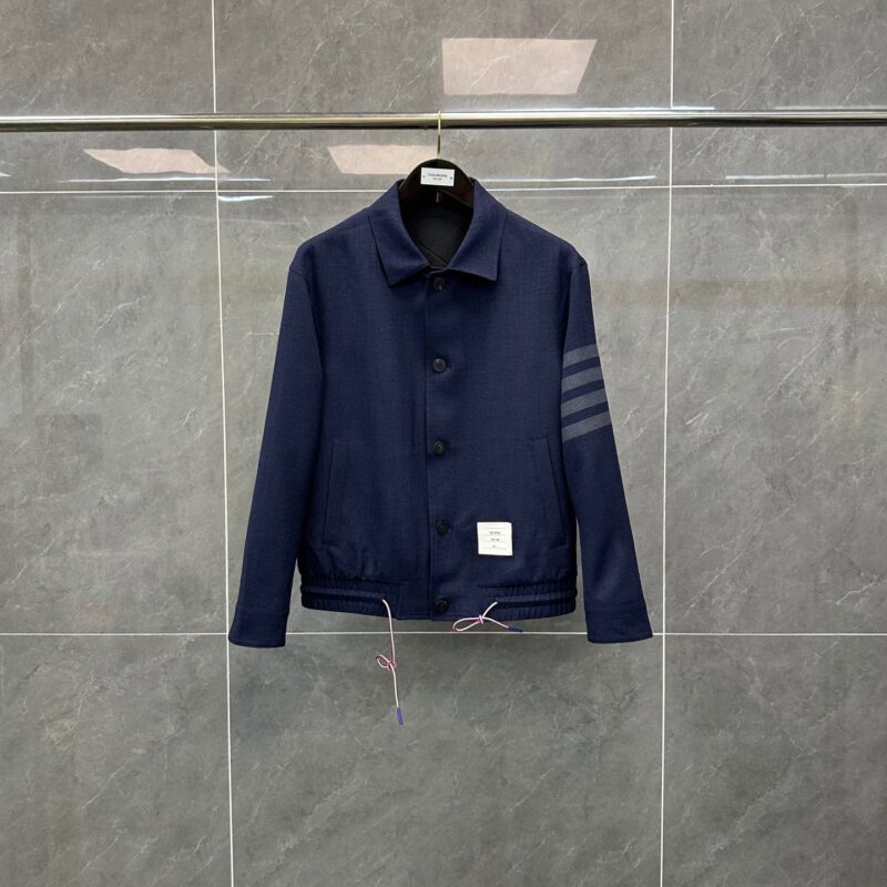 Giacca navy sportiva con righe, regolabile in vita, elegante e versatile.