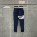 Pantaloni jogger navy con strisce bianche, morbidi e comodi, perfetti per sport e casual.