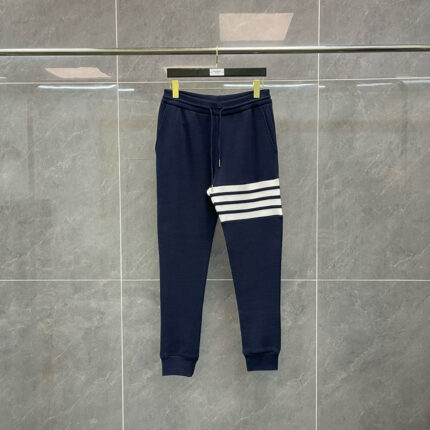 Pantaloni jogger navy con strisce bianche, morbidi e comodi, perfetti per sport e casual.