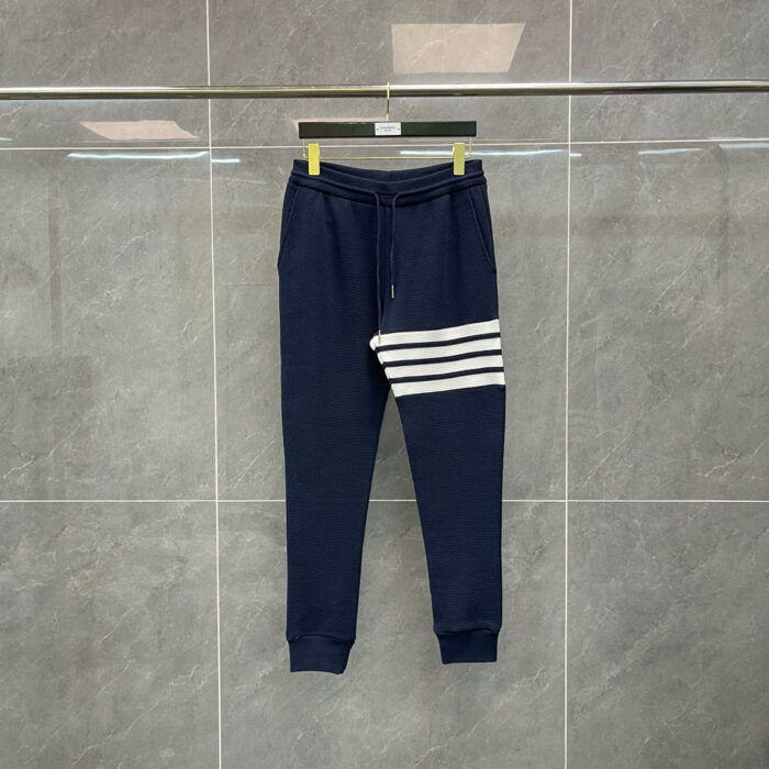 Pantaloni jogger navy con strisce bianche, morbidi e comodi, perfetti per sport e casual.