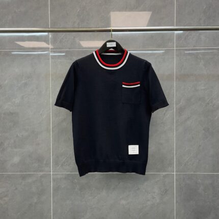 Camicia corta in maglia navy con colletto a righe rosso e bianco, stile casual e moderno.