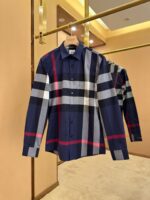 Camicia da uomo navy a quadri con dettagli moderni, perfetta per occasioni casual e semi-formali.