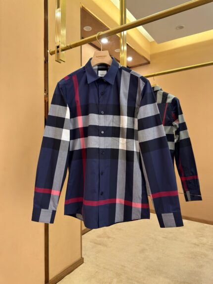 Camicia da uomo navy a quadri con dettagli moderni, perfetta per occasioni casual e semi-formali.