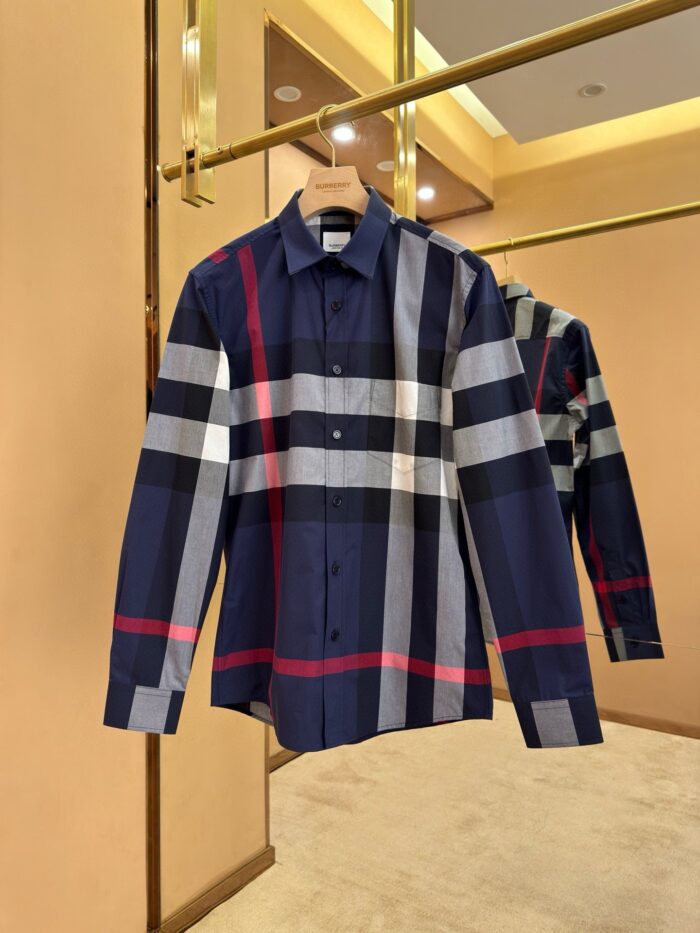 Camicia da uomo navy a quadri con dettagli moderni, perfetta per occasioni casual e semi-formali.