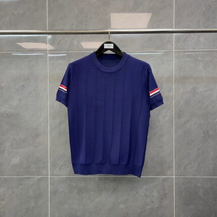 Maglione navy con strisce rosse e bianche a maniche corte, stile casual e versatile.