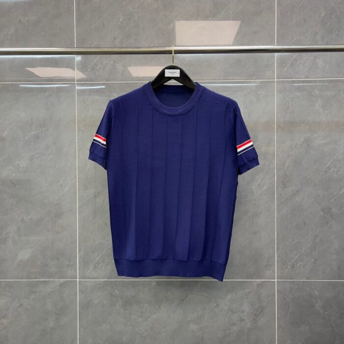 Maglione navy con strisce rosse e bianche a maniche corte, stile casual e versatile.