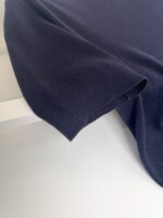 Maglione navy versatile con maniche rimboccate, stile casual e comfort sofisticato.