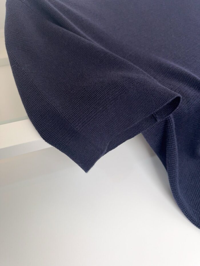 Maglione navy versatile con maniche rimboccate, stile casual e comfort sofisticato.