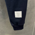Pantaloni jogger blu navy con etichetta minimalista e elastico agli orli, perfetti per casual sportivi.