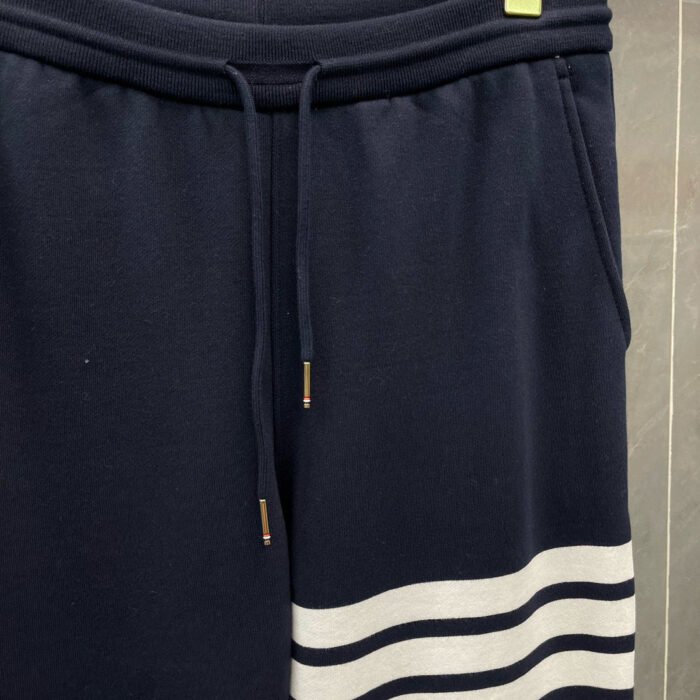 Pantaloni jogger navy con strisce chiare e cintura regolabile, perfetti per uno stile casual e moderno.