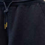 Pantaloni jogger navy con cintura regulabile e tasche laterali, stile sportivo e confortevole.