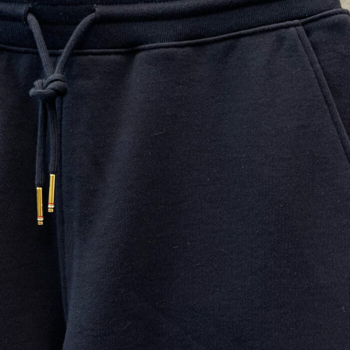 Pantaloni jogger navy con cintura regulabile e tasche laterali, stile sportivo e confortevole.