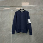 Felpa navy con righe bianche, dettaglio sportivo e stile moderno, perfetta per ogni occasione.