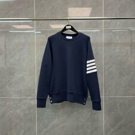 Felpa navy con righe bianche, dettaglio sportivo e stile moderno, perfetta per ogni occasione.