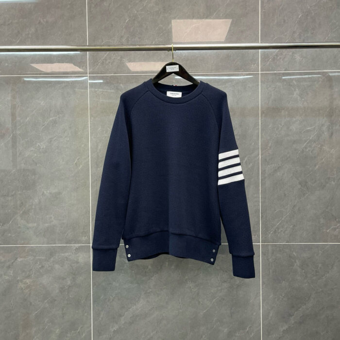 Felpa navy con righe bianche, dettaglio sportivo e stile moderno, perfetta per ogni occasione.