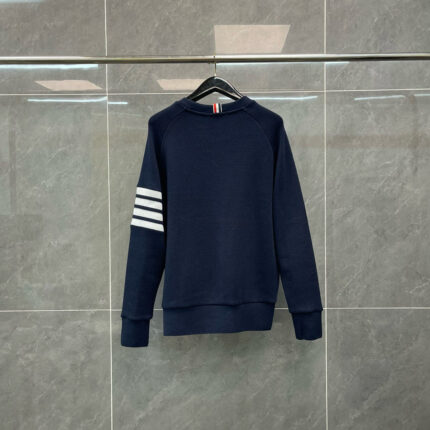 Felpa navy blu con zip, strisce bianche e stile casual, perfetta per il quotidiano.