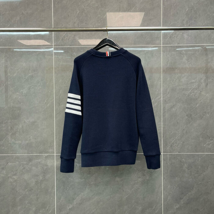 Felpa navy blu con zip, strisce bianche e stile casual, perfetta per il quotidiano.